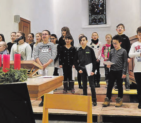 Weihnachtliche Stimmung in der reformierten Kirche Reinach: Die Schülerinnen und Schüler der 3. bis 6. Klasse erfreuten die Besucher mit weihnachtlichen Liedern. (Bilder: zVg.)