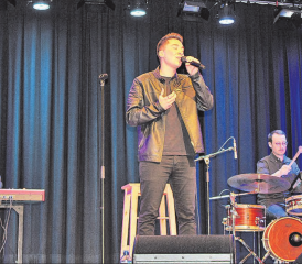 Joel Goldenberger begeistert: Der Newcomer liefert mit Joav am Piano und Jonas Brunner am Schlagzeug eine vielseitige Show. (Bilder: grh)