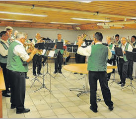 Unter spontaner Direktion von Markus Woodtli: Die Schiltwalder Blaskapelle bot nach nur sieben Proben dennoch ein professionelles und ansprechendes Konzert. (Bild: zVg.)