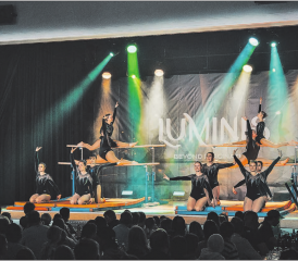 Die akrobatischen Darbietungen und die funkelnden Kostüme der Damenriege begeisterten das Publikum.