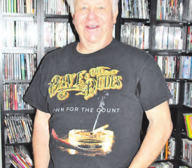 Urs Blindenbacher inmitten seiner privaten CD- und Plattensammlung.