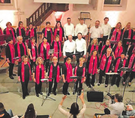 Gospel-on Chor Seon: Wer genau hinschaut, stellt fest, dass der Chor Zuwachs bekam. Zirka zehn bis zwölf Projektsänger/innen haben sich zum Stamm hinzugesellt. (Bild: zVg.)