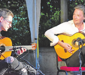 Gitarrenspiel auf höchstem Niveau: Alexander Kilian (li.) und Jan Pascal begeisterten als «Café del Mundo» in Teufenthal. (Bild: P.Te.)