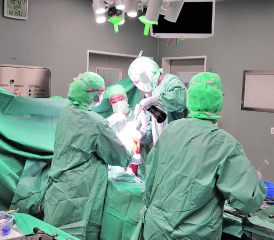 Es wird gebohrt und gesägt. Minutiöse Handarbeit ist angesagt.