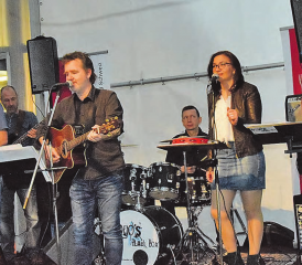 Die Chris Regez Band mit Country- und Western-Musik: Dani Knechtli am Keyboard, am Bass Rolf Hugo, in der Mitte Chris Regez, am Schlagzeug Rolf «Tico» Hirsiger, die Powerfrau Moni Schär und Gogo Frei (v.l.). (Bilder: st.)