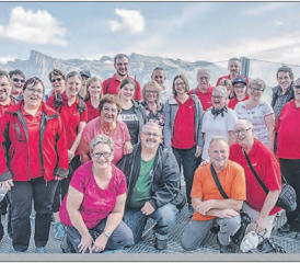 Gruppenbild: Die Gipfelstürmer liessen es sich nicht nehmen, den Aufstieg auf die Gemmi unter die Füsse zu nehmen. (Bild: zVg.)