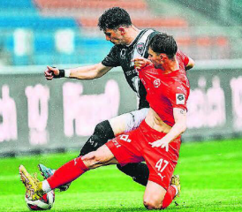 Hart gekämpft, aber diesmal ohne Torerfolg: Shkelqim Vladi im Zweikampf mit Vaduz’ Nummer 47, Fabio Fehr. (Bild: Sarah Rölli)