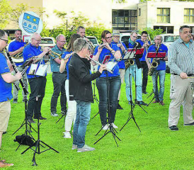 Das ist gelebte Tradition: Die Musikgesellschaft gibt jeweils vor der Versammlung ein Ständchen – in den letzten 40 Jahre meist bei trockenem Wetter. (Bilder: st.)