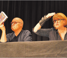 «Endlich erwachsen»: Steven Schneider und Sybil Schreiber boten ein kurzweiliges Programm. (Bilder: P.Te.)