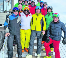 Vollzählig zum Gruppenfoto: Die Männerriege Uerkheim vor dem Bergrestaurant Chamanna. (Bild: zVg.)