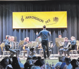 10 Jahre Akkordeon YES: Das Jubilumskonzert im Rickenbacher Kubus wurde mit epischen Melodien aus dem Bereich Filmmusik gefeiert. (Bild: Sarah Bislin)