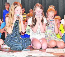 Schülerinnen und Schüler lernten den Umgang mit Musikinstrumenten: Das Mundörgelispiel mit Klavierbegleitung bewies es unüberhörbar, später wurden auch die einstudierten Lieder vorgetragen. (Bild: aw.)