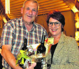 16 Jahre sind genug: Der zurücktretende Revisor, Fritz Werfeli, bekam von Rita Rölli einen Geschenkkorb überreicht. (Bild: st.)