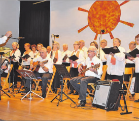 Ein vokaler Erlebnisabend: Der Coro Italiano unterhielt in der Teufenthaler Turnhalle. (Bilder: Te.)