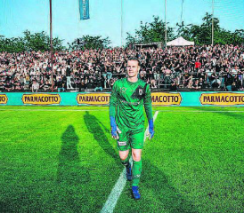 Einer der Besten muss gehen: Torhüter Simon Enzler verabschiedet sich von den über 7000 Zuschauern, die einen versöhnlichen Saisonabschluss erlebt haben. (Bild: Sarah Rölli)