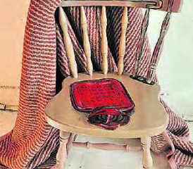 Der Stuhl im Rampenlicht: an der Ausstellung im Malateilier von Elvira Schmed in Pfeffikon mit 13 beteiligten Künstlern. (Bilder: zVg.)