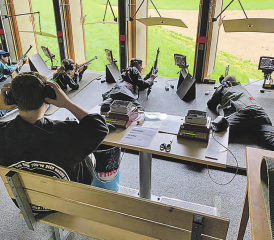 Blick in den Schiessstand: Grosse Beteiligung am Staffelbacher Friedlistallschiessen. (Bild: zVg.)