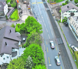 Die Unfallstelle am Tag danach. Die Markierungen der beiden früheren Übergänge wurden am Dienstag, nur Stunden vor dem Unfall, entfernt. Der Unfall ereignete sich auf dem Zebrastreifen ganz oben. Gut zu erkennen die grosse Distanz zwischen Trottoir und Warnanlage, die bei Baulärm und in einer Stausituation schwer zu erkennen ist. (Bilder: Nick Schaffner)