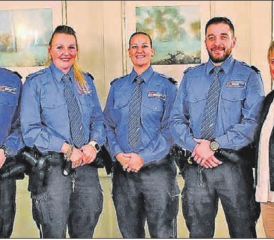Feierten die Beförderungen (v. l.): Polizeichef-Stellvertreter Reto Tresch, Stefan Martin von Arx, Sandra Jäggi, Sabrina Spitznagel, Steven Hächler, Stadträtin Christiane Guyer und Polizeichef Stefan Wettstein. Auf dem Bild fehlt Claudia Schüepp. (Bild: zVg)