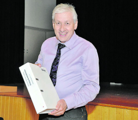 Projektberater Jean-Claude Kleiner: Er fasste die Erkenntnisse der acht Arbeitsgruppen zu einer allfälligen Fusion von Burg und Menziken in einem Bericht zusammen. Dieser wird der Bevölkerung am 28. Oktober eingehend erläutert. (Bild: zVg.)