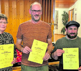 Drei der vier Goldmedaillenträger mit dem Punktemaximum. Von links: Graf Irene, Full, Rehmann Gregor, Kaisten (Jahressieger), Suter Andreas, Lupfig. Auf dem Bild fehlt Familie Geiser, Lindhof, Windisch. (Bild: zVg.)