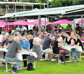 Mitgliederversammlung einmal anders: Die Raiffeisianer genossen den lauen Sommerabend in vollen Zügen. (Bilder: st.)