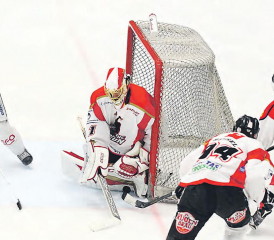 Oft gesehen: Gute Chance der Gastgeber, aber EHC-Thun-Goalie Aschwanden stoppt Reinachs Severin Augstburger (Nr.15) auch hier. (Bild: Otto Lüscher)