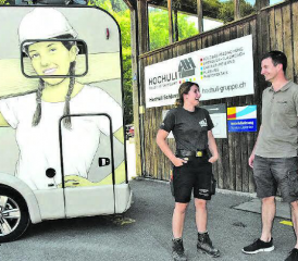 Herzliche Begrüssung: Martin Hochuli freut sich immer, wenn Lara Margiotta mit ihrem Camper auftaucht und frischen Wind in die Bude bringt. (Bilder: st.)