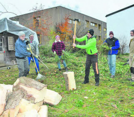 Nach dem Mittagessen: Punkt 13.15 Uhr wurde die Arbeit wieder aufgenommen. Es blieben jedoch nur noch Holzspalten und Aufräumen.