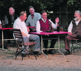 Das Thema bewegt. Wirt (Guido Kyburz), Gemeinderat Schöftland (Daniel Frey) und ein Bauer (Peter Maurer) diskutieren am Stammtisch (Bilder: rc.)