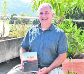 Christoph Hofer aus Oberkulm hält sein Erstlingswerk, den Thriller «Die Reise», erschienen im IL-Verlag Basel, in den Händen. (Bilder: hg.)