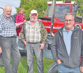 Begrüsste zwei alte Bekannte: Traktoren-Oldtimertrefforganisator und Moosersagiwirt, Oskar Urech (l.), daneben Max Weber und Hansruedi Kupferschmid v. l. (Bild: aw.)