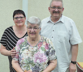 Die Jubilarin Rösy Müller-Müller im Kreise ihrer Liebsten: mit Schwiegertochter Ruth Müller-Schumacher (li) und Sohn Peter (Flup) Müller. (Bild: zVg.)
