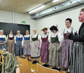 Anschauungsmaterial: Die Trachten der Teilnehmerinnen lieferten direkte Vergleichsmöglichkeiten. (Bild: zVg.)