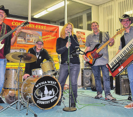 Die Countryband «Wyna West» wie sie leibt und lebt (v.l.): Andy Sager, Dominik Eichenberger Tanja Hunziker, Christian «Mash» Lüscher und Marc Urech. (Bild: mars.)