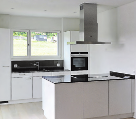 Zehnfamilienhaus an der Plattenstrasse in Menziken: Helle Räume mit grossen Fensterflächen. (Bilder: mars.)