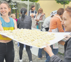 Birrwiler Märt zugunsten der Ukraine: Live am Markt wurden mehr als 1500 Teigtaschen geformt und gekocht. (Bild: zVg.)