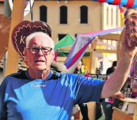 Stets gut gelaunt: Die Mitglieder der Männerriege hatten alle Hände voll zu tun, um die gewonnenen Preise zu verteilen (Bilder: dr.)