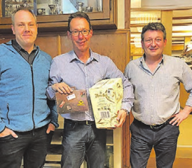 Austritt nach 40 Jahren Vorstandstätigkeit: Der zurücktretende Peter Haerry flankiert von Pascal Blaser (Spiko/Spielbetrieb und Junioren-Obmann) und Präsident Martin Hintermann (r.). (Bild: zVg.)