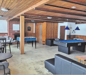 Blick in den neuen Jugendtreff Leerau im Alten Schützenhaus: Der Treffpunkt bietet unter anderem Sofas, einen Billardtisch und einen Töggelikasten. (Bild: zVg.)