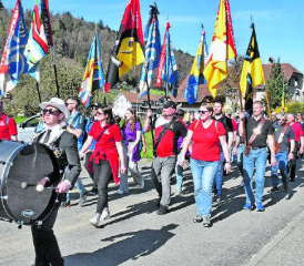 Der Umzug dauerte rund eine Stunde: Über Dorfstrassen ging es vom Schulhausplatz Kirchleerau bis zur Gemeindeverwaltung respektive Turnhalle in Moosleerau. (Bilder aw.)