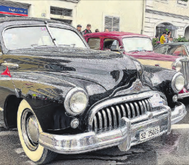 Prominenz in Beromünster: Links oben ein Buick Super 51, den man aus dem Animationsfilm «Cars» als «Doc Hudson» kennt. Der Opel Rekord P1 (rechtes Bild, rechts), mit Baujahr 1958, hatte seinen Auftritt im Film «Mein Name ist Eugen». (Bilder: mars.)