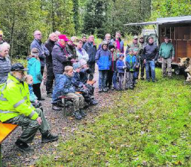 Aufmerksam lauschten die grossen und kleinen Gäste des Waldes. (Bild: zVg.)