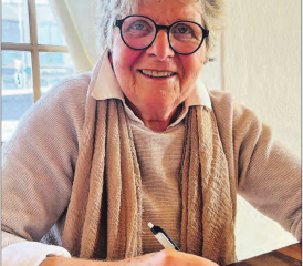 Regula Schrag beim Signieren ihres Erstlingswerks. (Bild: Dominique Rubin)