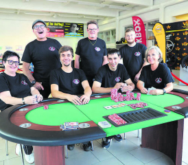 Diesmal standen am Reifenevent Roulette- und Pokertische bereit. Die Teammitglieder der Event Garage GmbH mit ihrem neuen Chef Stefan «Vogi» Von Gunten (sitzend, 2.v.r.), liessen es sich nicht nehmen, ein bisschen mitzuspielen. (Bilder: rc.)