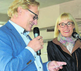 Ruth Humbel im Interview: Martin Goldenberger macht diesen Teil der Feier zu einer humorvollen Einlage. (Bild: st.)