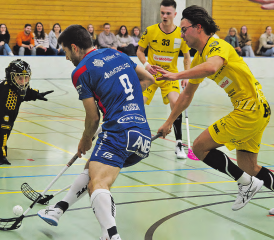 Lok Reinach, hier mit Adrian Keusch, konnte lange mithalten. Am Ende hatten die Murmeltiere aus dem Bündnerland aber mehr Biss. (Bild: Roland Jaus)