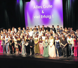 «Mer senge Bye Bye Centi, öisi Schuelziit esch verbii»: Der letzte gemeinsame Auftritt der Sekundar- und Realschul-Abschlussklassen 2024 sorgte im Saalbau Reinach für eine gelöste Stimmung. (Bilder: rc.)