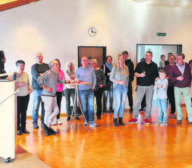 Gemeinderat Jürg Neuenschwander wandte sich in seiner 10-minütigen Ansprache an die Zetzwiler Apéro-Gäste. (Bild: rc.)