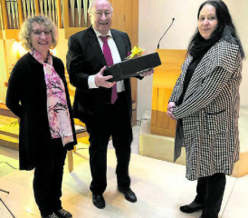 Der langjährige Flötist Hugo Immoos wurde verabschiedet – während der Osterfeier mit Pfarrerin Esther Worbs (l.), und Kirchenpflegerin Renate Osazuwa. (Bild: zVg.)